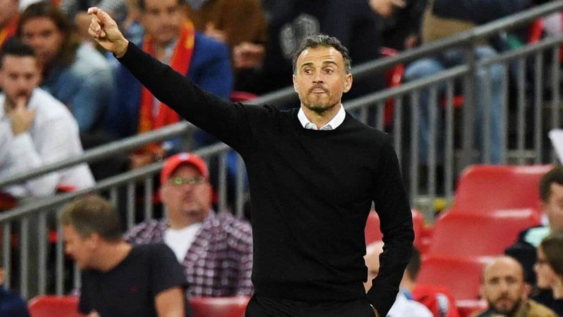 Luis Enrique gesticula mientras da indicaciones a sus jugadores