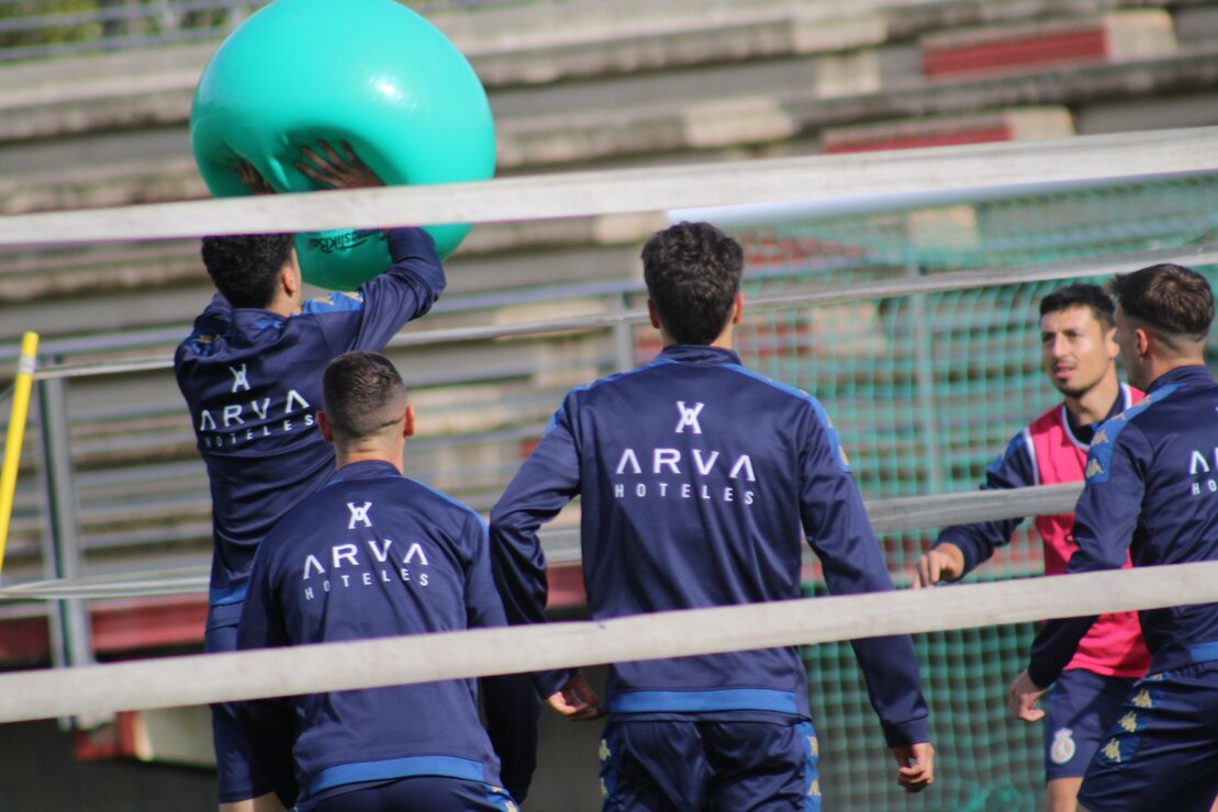 La plantilla de la Cultural y Deportiva Leonesa, durante una de las sesiones de entrenamiento de esta semana (1)