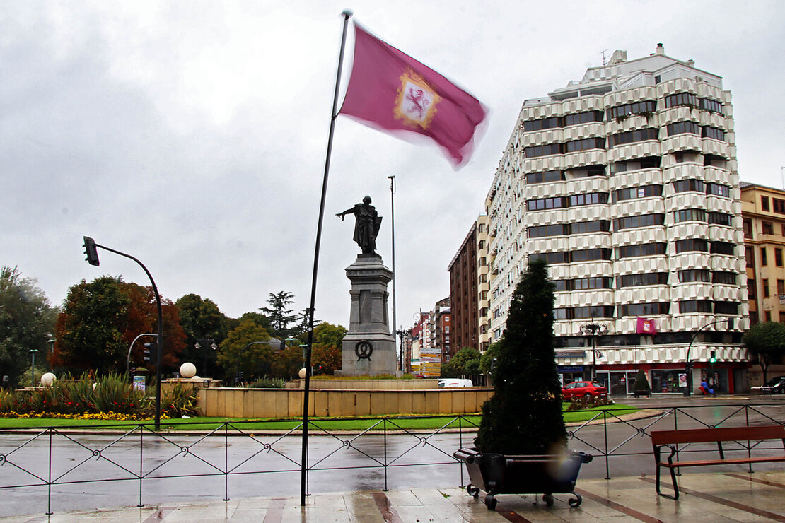 La borrasca Kirk deja lluvia y fuertes rachas de viento en la capital leonesa