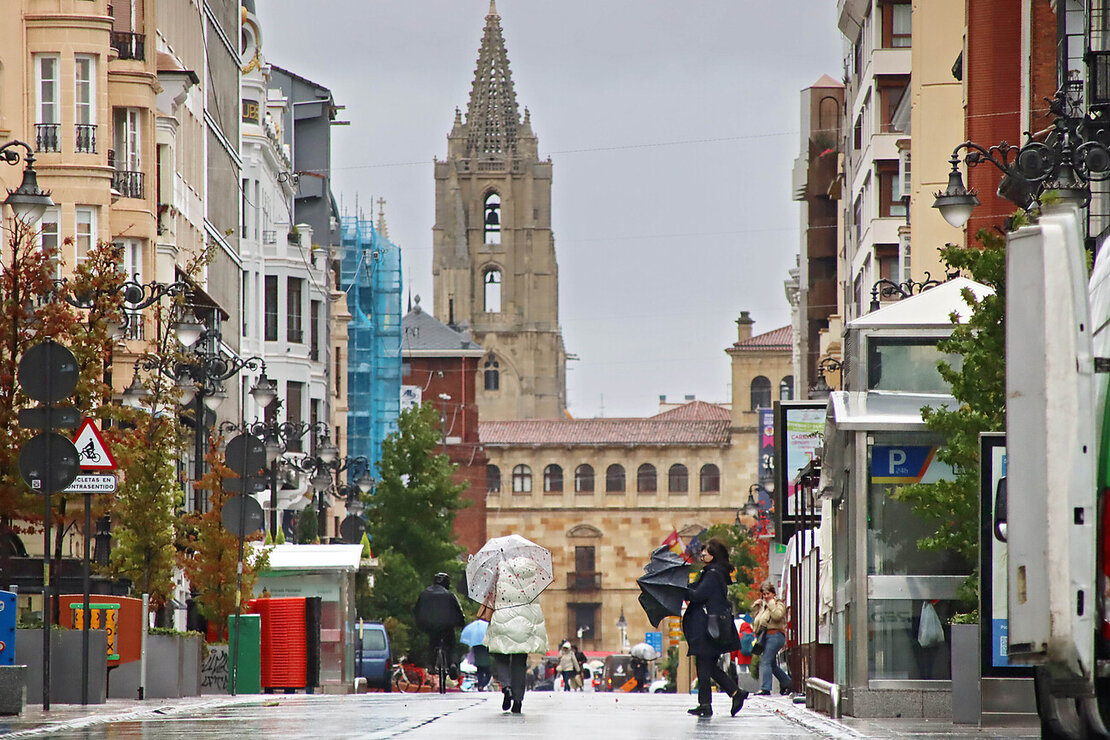 La borrasca Kirk deja lluvia y fuertes rachas de viento en la capital leonesa