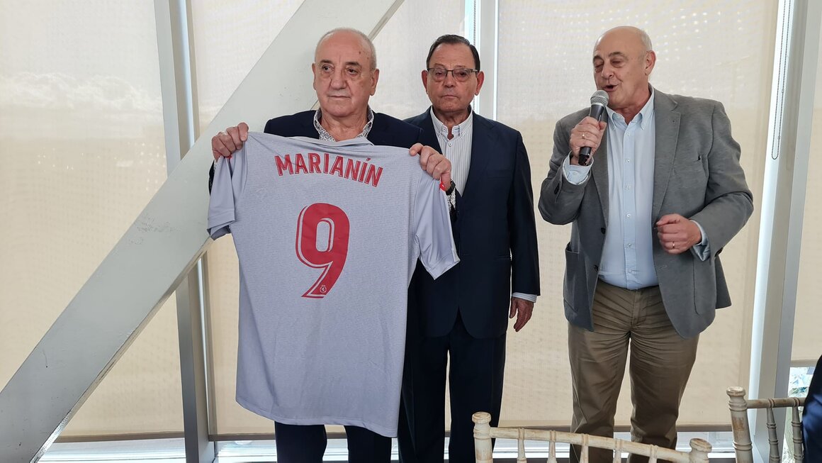 Homenaje de los Veteranos de la Prensa y Radio Deportiva de León al mítico delantero 'Marianín' (8)