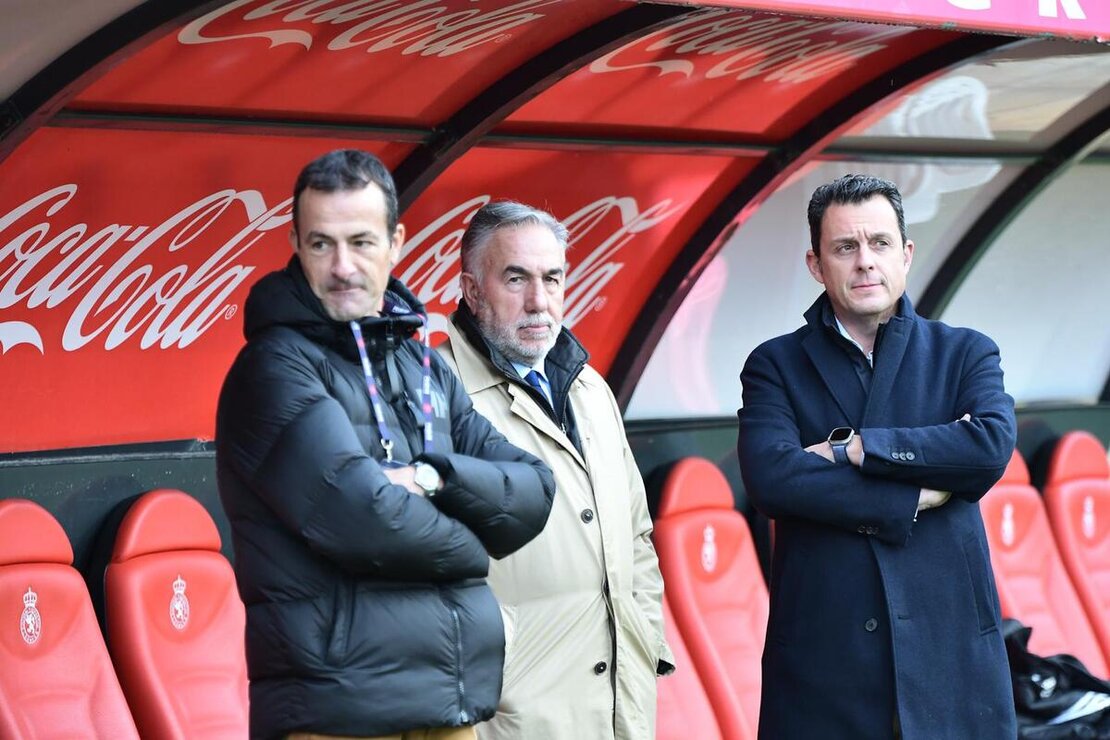 El presidente de la Ponferradina, acompañando a su equipo a pie de campo.