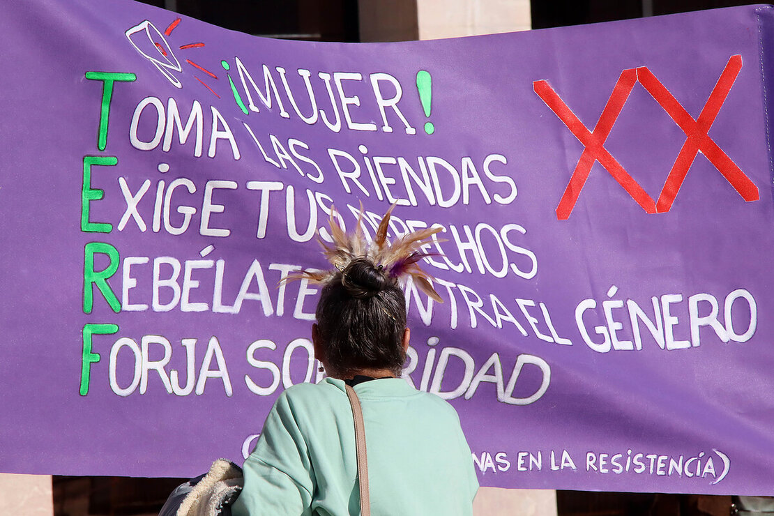 Más de un centenar de personas acuden a la manifestación en León convocada por la agrupación estatal de mujeres y colectivos feministas La Fuerza de las Mujeres. Fotos: Peio Garcíia