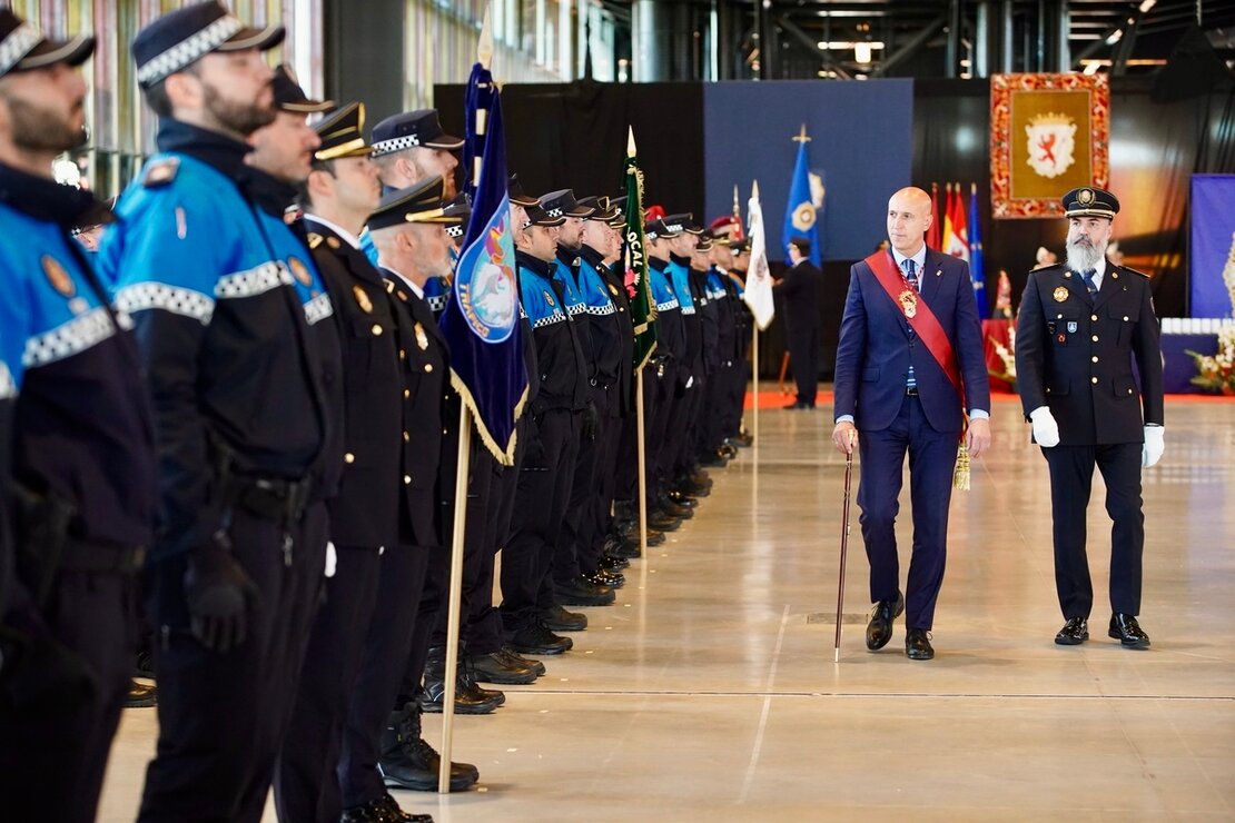 Acto de conmemoración del patrón de la Policía Local de León con reconocimiento a diferentes miembros de este cuerpo en la capital. Foto: Campillo