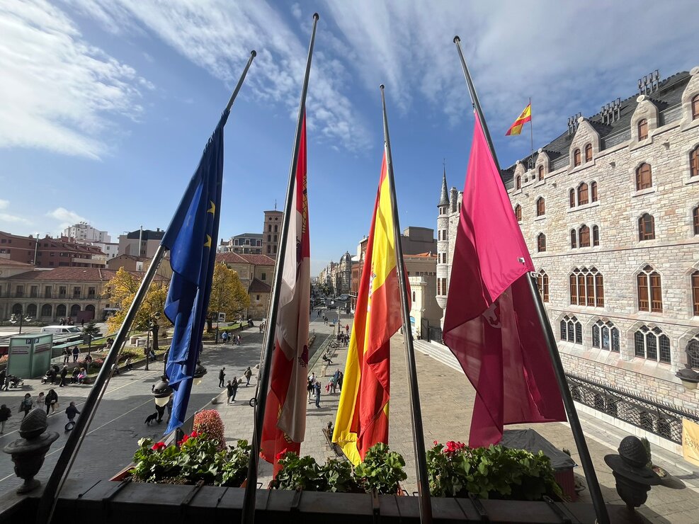 Las banderas de los edificios institucionales en la provincia de León ondean desde esta mañana a media asta en señan de condolencia.