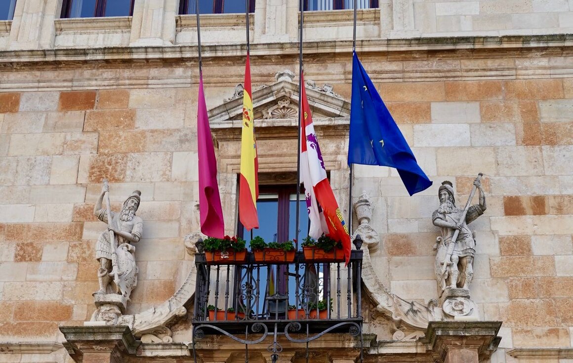 Las banderas de los edificios institucionales en la provincia de León ondean desde esta mañana a media asta en señan de condolencia.