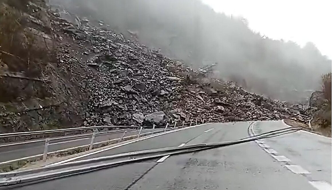 Imagen del enorme argayo provocado en la zona. El tráfico está cortado en ambos sentidos por el desprendimiento de toneladas de roca.