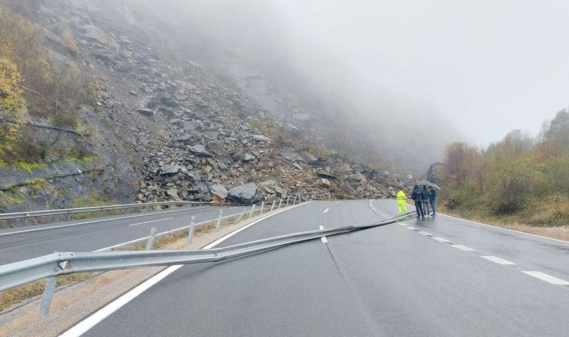 Imagen del enorme argayo provocado en la zona. El tráfico está cortado en ambos sentidos por el desprendimiento de toneladas de roca.