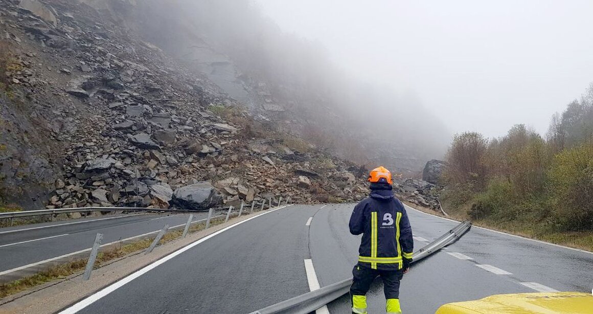 Efectivos de Bomberos Asturias en la zona del impacto del argayo.