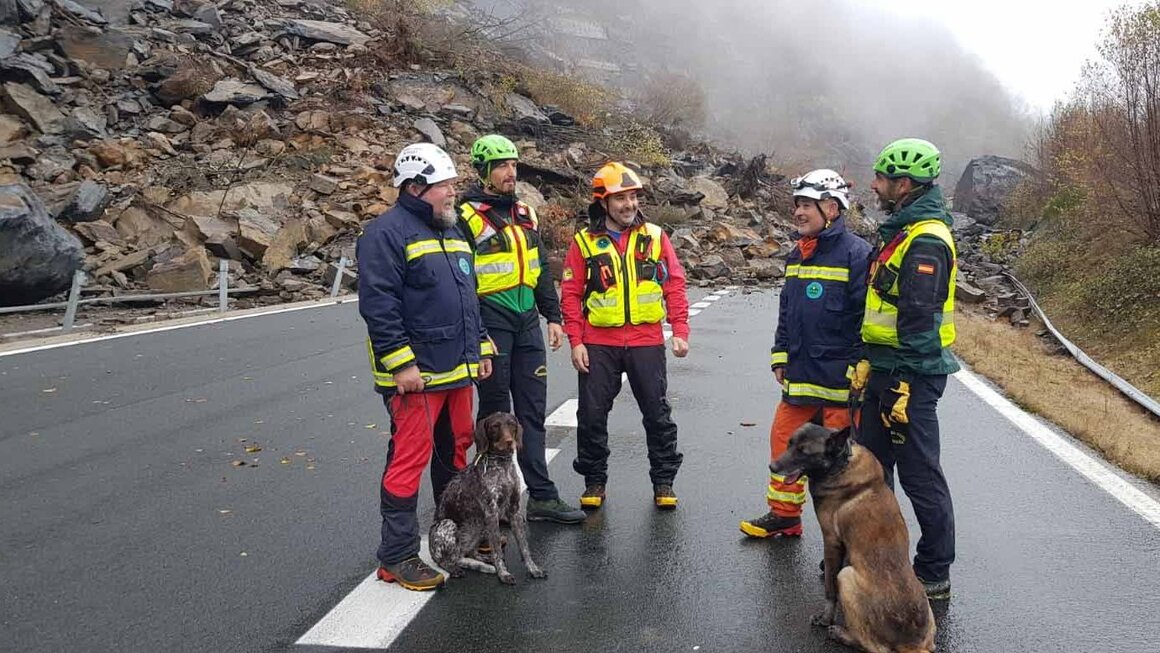 Varios geólogos evaluarán el estado de la ladera antes de iniciar la retirada del material que mantiene cortada la Autopista del Huerna, AP-66, desde el kilómetro 76, en la zona de Lena (Asturias).