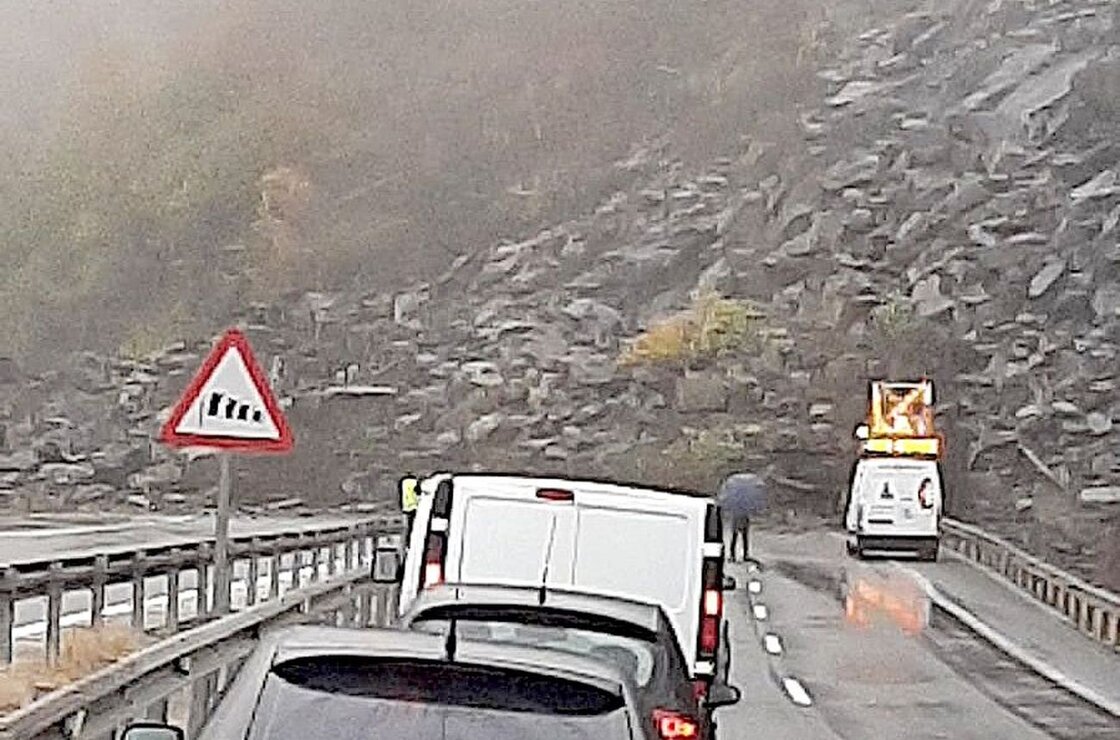 Primeros conductores en llegar al argayo en la AP-66.