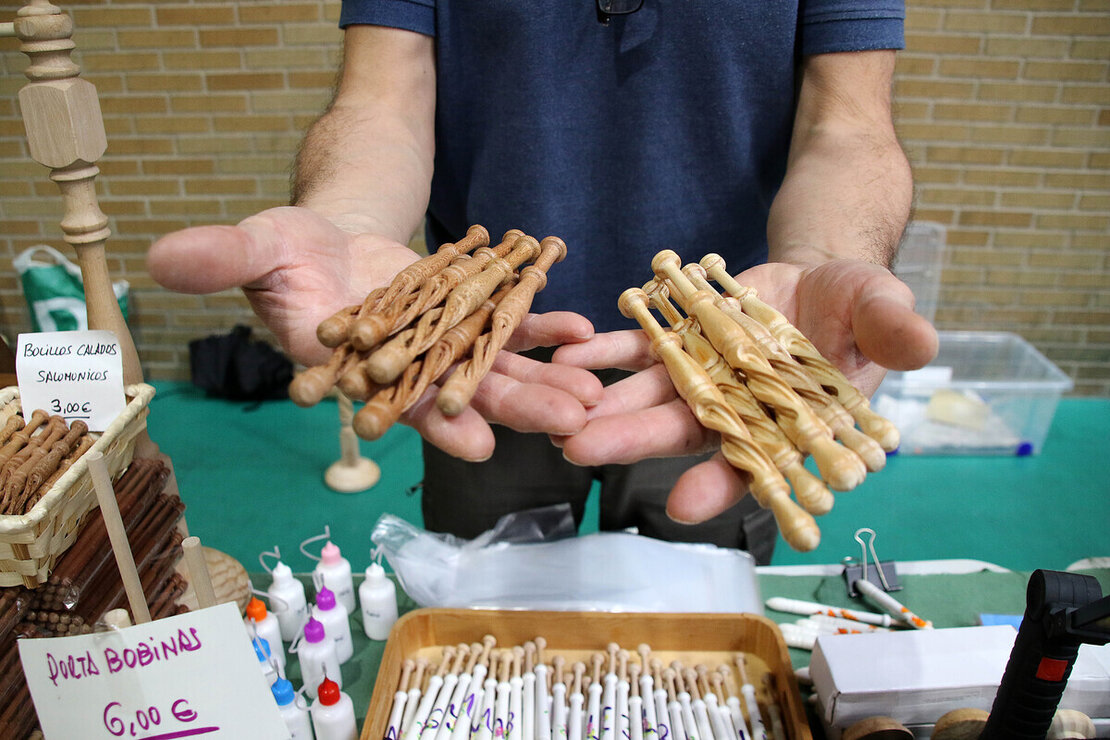 La Asociación de Bolilleras leonesas celebró este domingo en Navatejera una nueva edición del Encuentro de bolillos y multilabores.