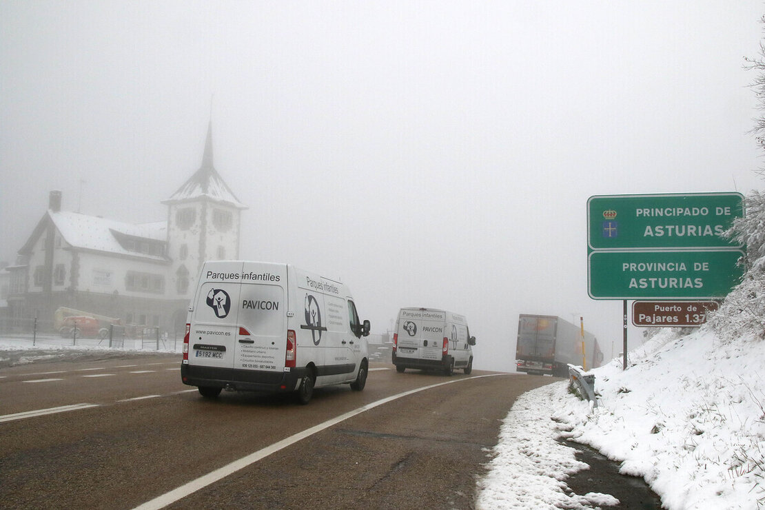 La nieve caída durante la noche no impide el paso de vehículos por el Puerto de Pajares. Fotos: Peio García