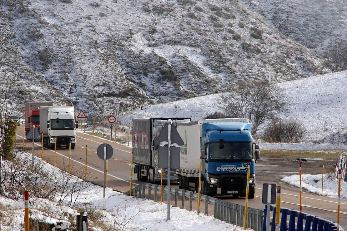 La nieve caída durante la noche no impide el paso de vehículos por el Puerto de Pajares. Fotos: Peio García