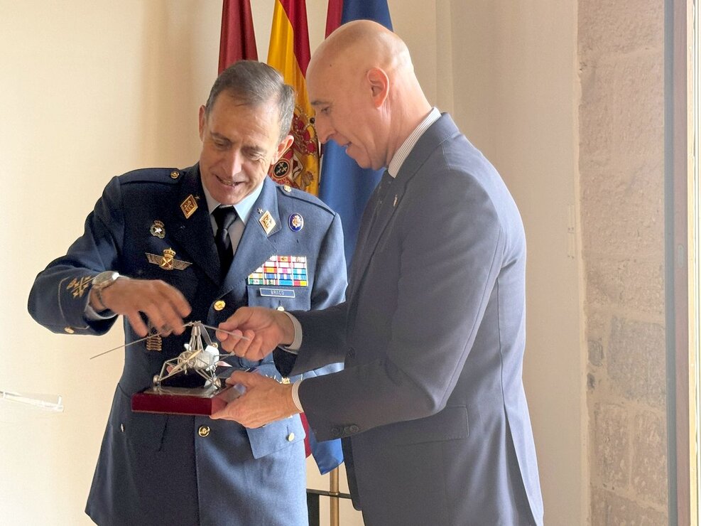 El alcalde de León, José Antonio Diez, recibió este sábado al jefe del Estado Mayor del Ejército del Aire y del Espacio, el general del Aire Francisco Braco Carbó, y al Consejo Superior del Ejército del Aire y del Espacio, que celebran en León una reunión de trabajo.