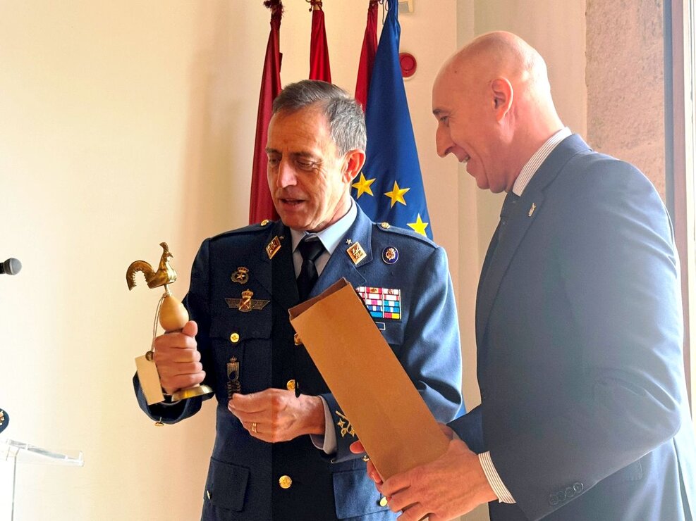 El alcalde de León, José Antonio Diez, recibió este sábado al jefe del Estado Mayor del Ejército del Aire y del Espacio, el general del Aire Francisco Braco Carbó, y al Consejo Superior del Ejército del Aire y del Espacio, que celebran en León una reunión de trabajo.