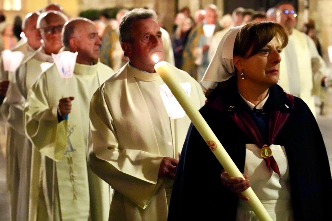 Centenares de personas recorrieron las calles del centro de la ciudad de León con sus antorchas encendidas para emular la procesión que se celebra cada día en el santuario Nuestra Señora de Lourdes, conocida como ‘Procesión de las antorchas’. Fotos: Campillo