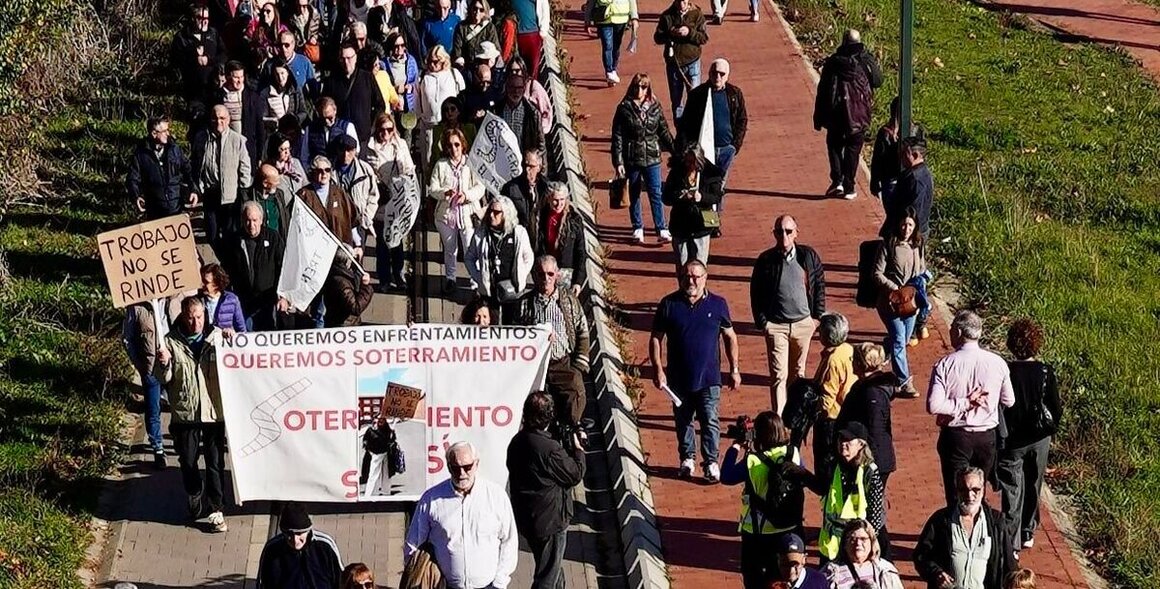 La Plataforma en Defensa del Ferrocarril de Vía Estrecha de León convoca una manifestación para exigir la llegada del tren a la ciudad y mejoras del servicio. Foto: Campillo