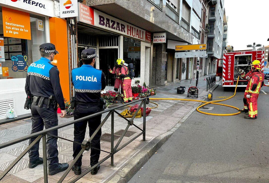 Bomberos de León han procedido a la extinción de un fuego desatado en un bazar ubicado en la avenida Álvaro López Núñez a la altura del número 22. Una intervención en la que ha contado con el apoyo de la Policía Local.