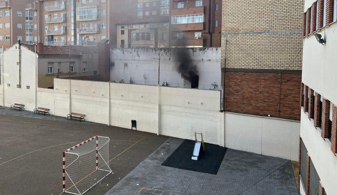 Bomberos de León han procedido a la extinción de un fuego desatado en un bazar ubicado en la avenida Álvaro López Núñez a la altura del número 22. Una intervención en la que ha contado con el apoyo de la Policía Local. Fotos Ayto León