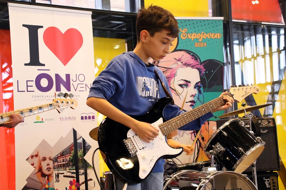 Expojoven celebra su 34 edición en el Palacio de Exposiciones de León. Cuenta con la participación de 17 asociaciones juveniles y espacios dedicados a los idiomas, el turismo activo, la enseñanza y los libros. Fotos: Peio García