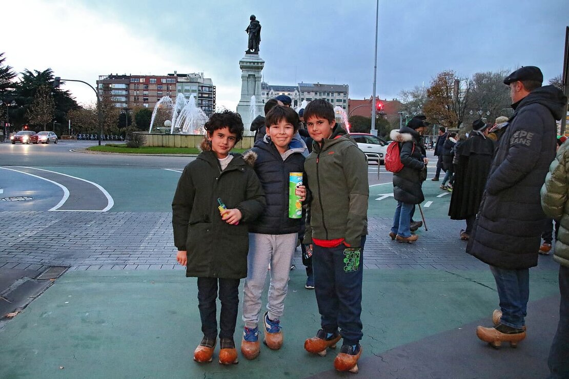 La capital leonesa acoge una madreñada por el centro de la ciudad. Foto: Peio García