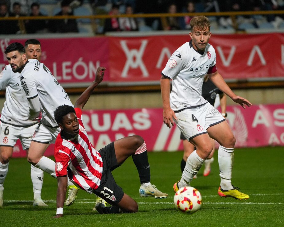 El equipo de Raúl Llona muerde el polvo en el Reino de León ante un Athletic muy superior, incluso cuanto estuvo en desventaja en el marcador.