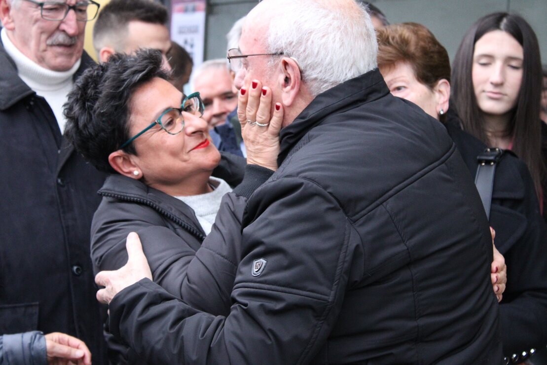 Por la puerta 'Marianín' al Reino de León. El 'Jabalí del Bierzo' recibe un merecido homenaje en la antesala del encuentro ante el Bilbao Athletic y ya tiene su puerta en el Reino de León.