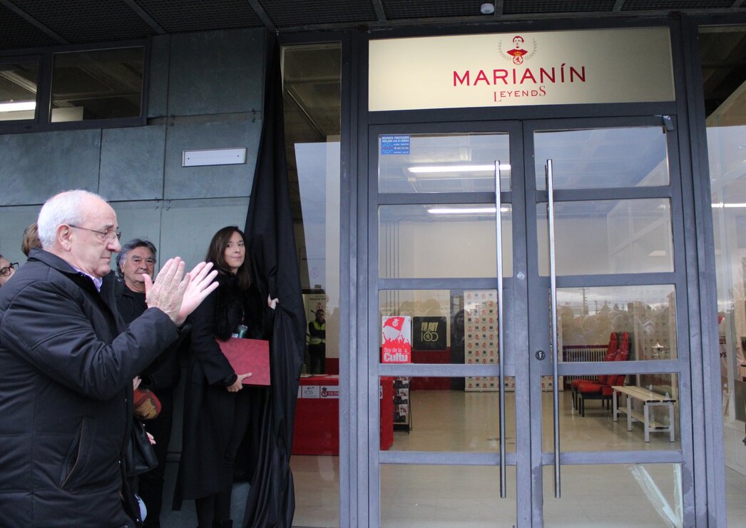 Por la puerta 'Marianín' al Reino de León. El 'Jabalí del Bierzo' recibe un merecido homenaje en la antesala del encuentro ante el Bilbao Athletic y ya tiene su puerta en el Reino de León.