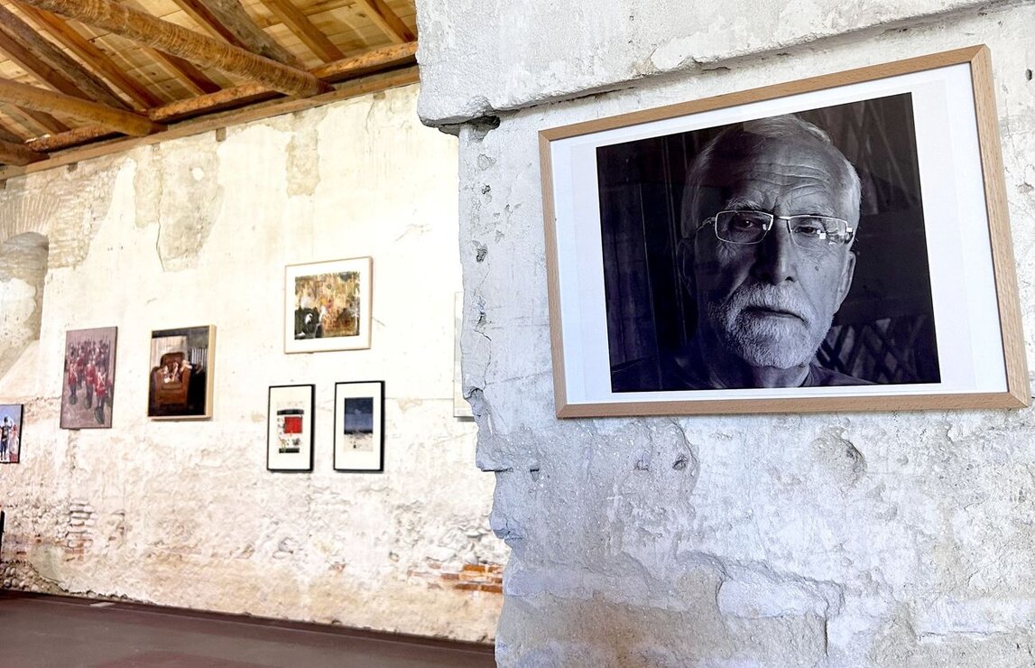 El escritor Luis Mateo Díez asiste a la exposición ‘Luis Mateo Díez en el desván’, que el Instituto Leonés de Cultura presenta en La Panera del monasterio de Santa María de Sandoval. Fotos: Peio García