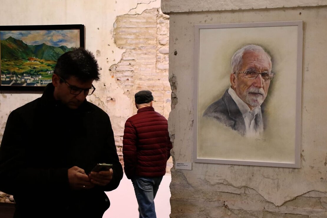 El escritor Luis Mateo Díez asiste a la exposición ‘Luis Mateo Díez en el desván’, que el Instituto Leonés de Cultura presenta en La Panera del monasterio de Santa María de Sandoval. Fotos: Peio García