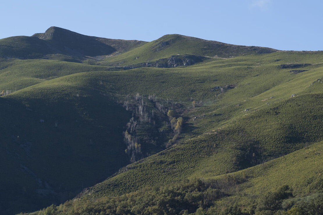 Visita a los canales romanos en la Tebaida berciana en los que se pretende crear una ruta BTT desde Peñalba de Santiago hasta Las Médulas. Fotos: César Sánchez