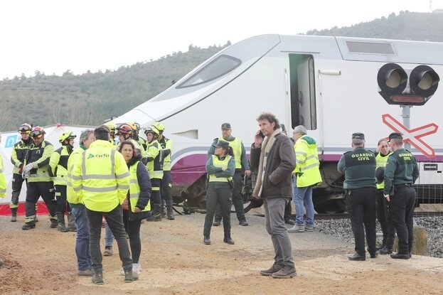 Paso a nivel sin barreras donde han fallecido dos personas tras ser arrollado un turismo por un Alvia en Husillos (Palencia)