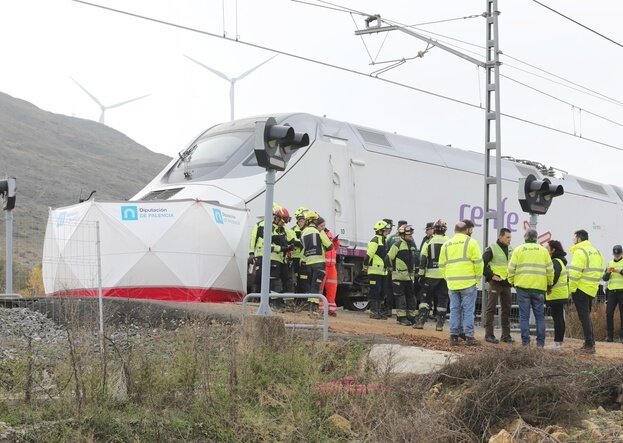 Paso a nivel sin barreras donde han fallecido dos personas tras ser arrollado un turismo por un Alvia en Husillos (Palencia)