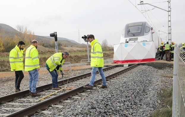 Paso a nivel sin barreras donde han fallecido dos personas tras ser arrollado un turismo por un Alvia en Husillos (Palencia)