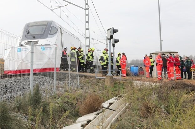 Paso a nivel sin barreras donde han fallecido dos personas tras ser arrollado un turismo por un Alvia en Husillos (Palencia)