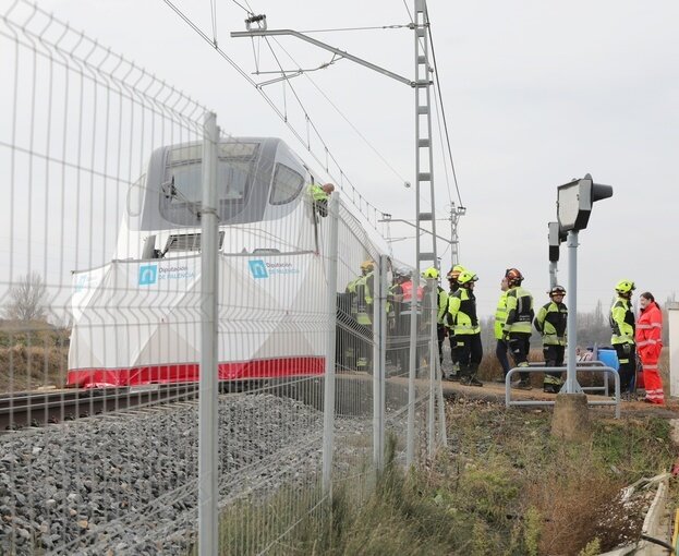 Paso a nivel sin barreras donde han fallecido dos personas tras ser arrollado un turismo por un Alvia en Husillos (Palencia)