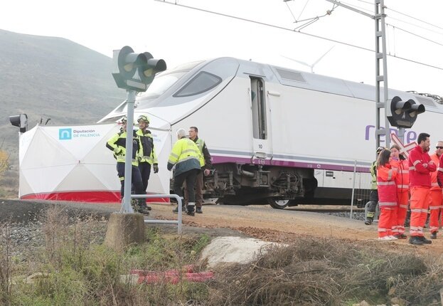 Paso a nivel sin barreras donde han fallecido dos personas tras ser arrollado un turismo por un Alvia en Husillos (Palencia)