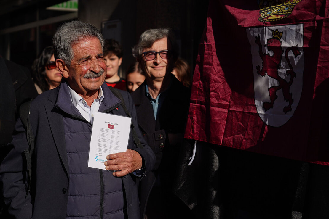 El expresidente de Cantabria Miguel Ángel Revilla inaugura junto al alcalde de León, José Antonio Diez, el poblado navideño del café Azaila 1930. Foto: Campillo