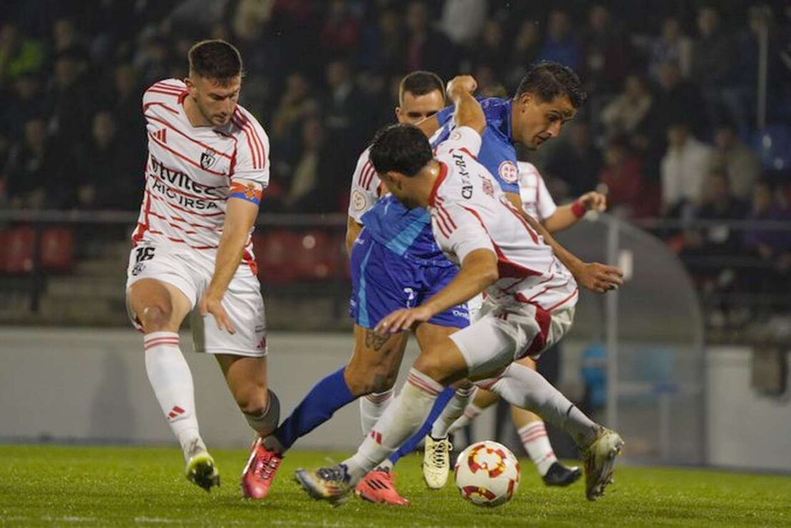 La Ponferradina entró tarde en el partido, demasiado tarde, y no pudo remontar un 2-0 en contra que deja al Ourense fuera de los puestos de descenso tras conseguir su tercera victoria consecutiva mientras que el cuadro berciano pierde la oportunidad de dormir en los puestos de promoción de ascenso.