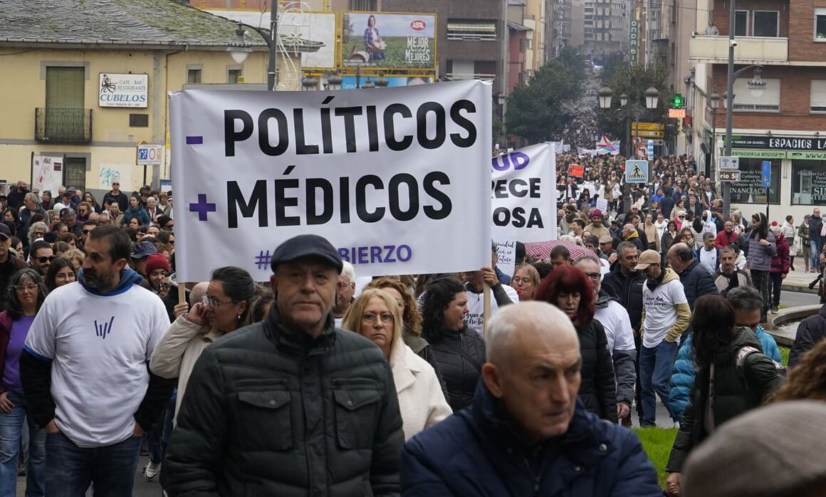 El Bierzo sale a la calle en defensa de la sanidad. 15.000 personas rechazan la actual situación sanitaria en la comarca (18)