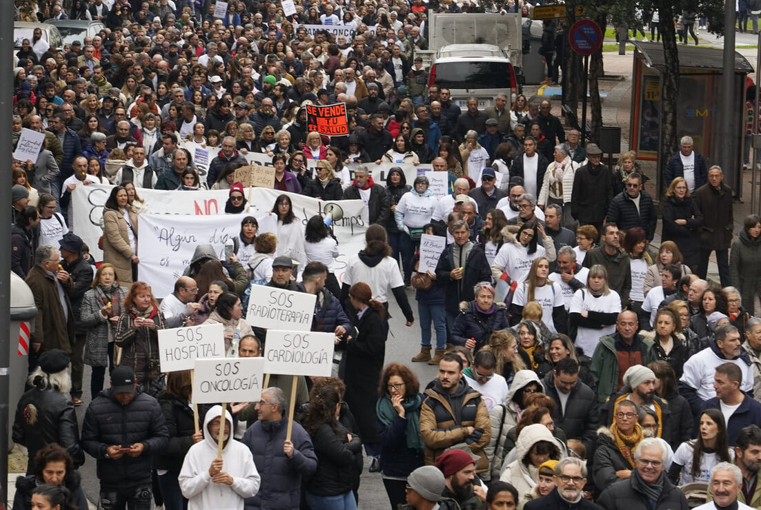 El Bierzo sale a la calle en defensa de la sanidad. 15.000 personas rechazan la actual situación sanitaria en la comarca (21)