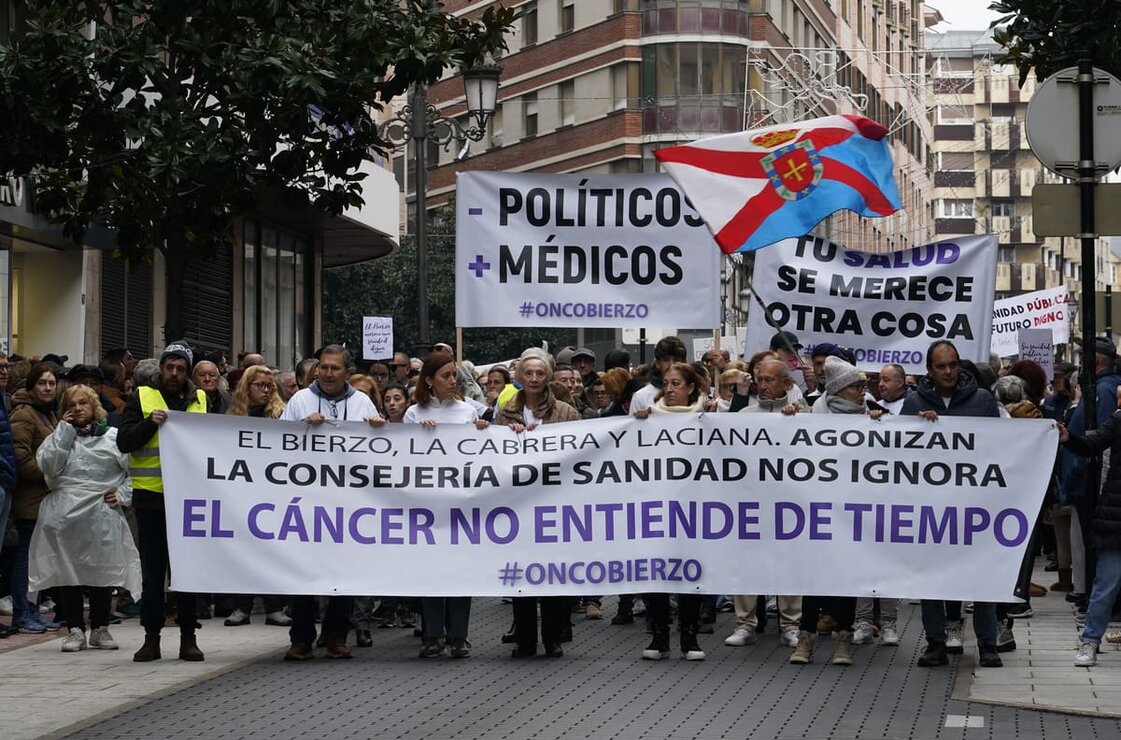 El Bierzo sale a la calle en defensa de la sanidad. 15.000 personas rechazan la actual situación sanitaria en la comarca (23)