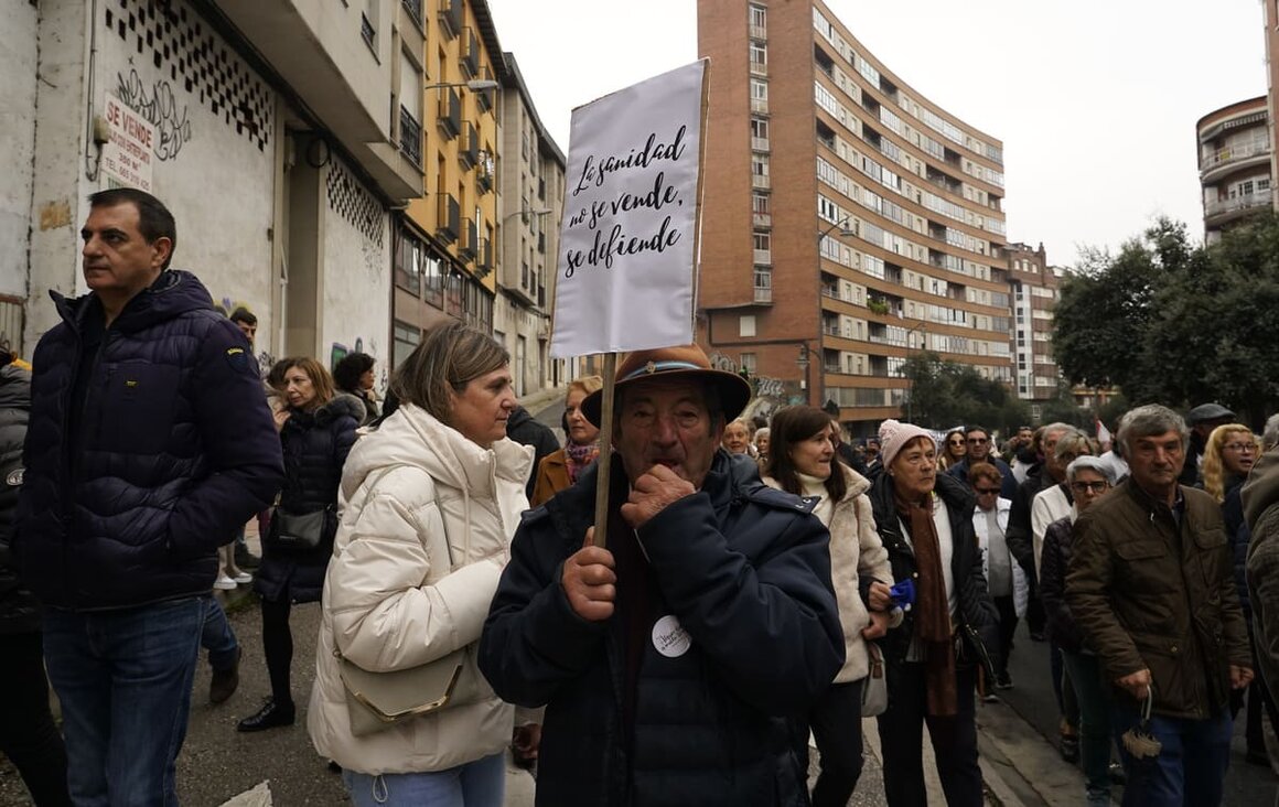 El Bierzo sale a la calle en defensa de la sanidad. 15.000 personas rechazan la actual situación sanitaria en la comarca (25)