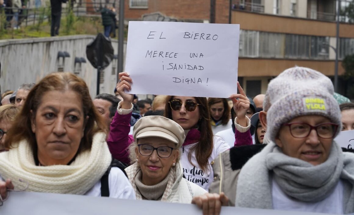 El Bierzo sale a la calle en defensa de la sanidad. 15.000 personas rechazan la actual situación sanitaria en la comarca (28)