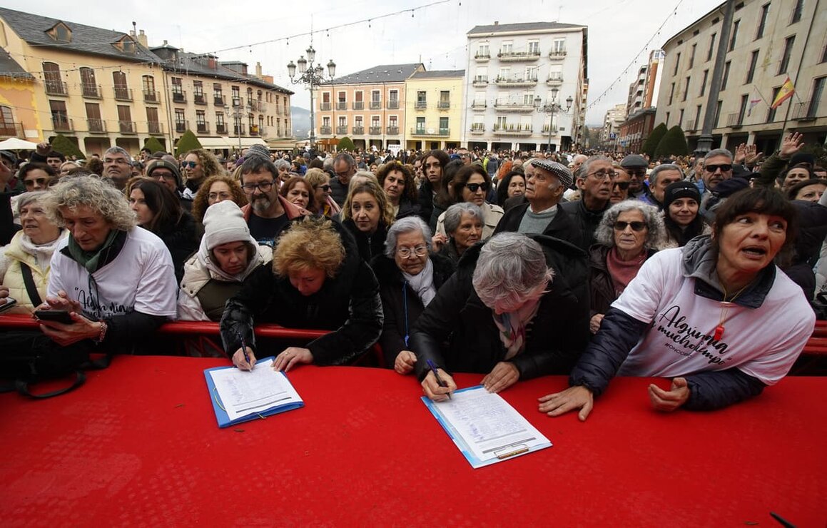 El Bierzo sale a la calle en defensa de la sanidad. 15.000 personas rechazan la actual situación sanitaria en la comarca (36)