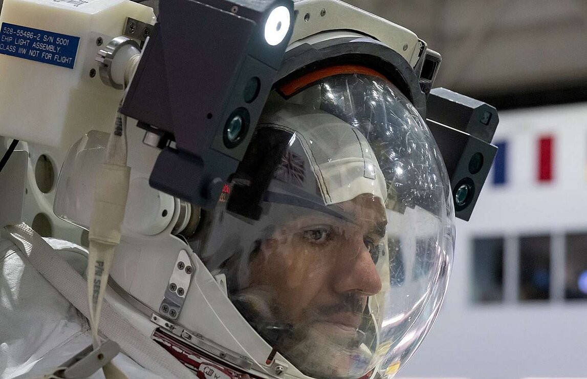 El astronauta leonés completa su certificación básica de EVA (Actividades Extravehiculares) en el Laboratorio de Flotabilidad Neutral (NBL) en Houston.