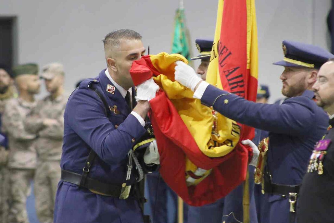 El coronel director de la Academia Básica del Aire y del Espacio de La Virgen del Camino preside los actos de la festividad de Nuestra Señora de Loreto, con la presencia del presidente de las Cortes Autonómicas, Carlos Pollán, el consejero de Medio Ambiente, Vivienda y Ordenación del Territorio, Juan Carlos Suárez-Quiñones; el subdelegado del Gobierno, Héctor Alaiz y el alcalde de León, José Antonio Diez. Foto: Peio García