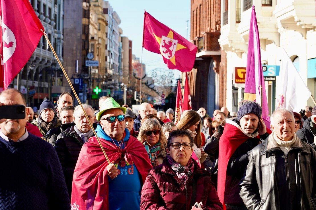 Un instante de la concentración leonesista desarrollada este domingo y en la que ha participado, entre otras autoridades, el alcalde de León. Foto: Campillo