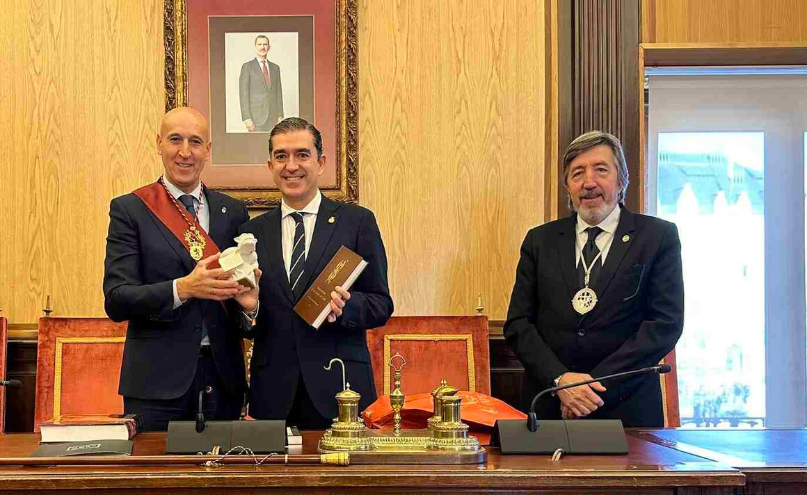 El alcalde de León preside la recepción institucional al regidor de Baeza, en la que también estuvieron presentes miembros de la Cofradía del Pendón de San Isidoro.